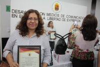 Martes 5 de junio del 2018. Tuxtla Gutiérrez. Willy Ochoa, diputado presidente de la mesa directiva del Congreso del estado de Chiapas y Silvia Lilian Garces Quirox, presidente de la Junta de coordinación polí­tica entregan reconocimientos a la trayecto