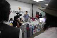 Martes 5 de junio del 2018. Tuxtla Gutiérrez. Willy Ochoa, diputado presidente de la mesa directiva del Congreso del estado de Chiapas y Silvia Lilian Garces Quirox, presidente de la Junta de coordinación polí­tica entregan reconocimientos a la trayecto