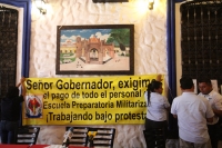 Lunes 28 de agosto del 2017. Tuxtla Gutiérrez. La platilla académica y administrativa de la Escuela Preparatoria Militarizada Mixta se declara en protesta por la falta de los pagos que les debe de realizar la administración estatal