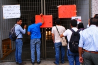 Foto/JH. Viernes 13 de diciembre del 2013. Algunos jóvenes protestan en las instalaciones de la legislatura chiapaneca durante la sesión extraordinaria donde se aprueba la Reforma Energética con lo que el Congreso de Chiapas es el primer estado que da su 