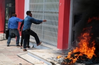 20210412. Tuxtla G. El edificio del PRI en Chiapas es vandalizado como protesta por indígenas inconformes del municipio de Chanal