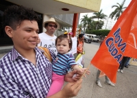 Domingo 20 de mayo del 2012. Tuxtla Gutiérrez, Chiapas. La marcha mundial Pro AMLO se lleva inicia esta mañana en la avenida central de oriente a poniente donde jóvenes simpatizantes manifiestan su apoyo al candidato de las izquierdas de México. Domingo 20 de mayo del 2012. Tuxtla Gutiérrez, Chiapas. La marcha mundial Pro AMLO se lleva inicia esta mañana en la avenida central de oriente a poniente donde jóvenes simpatizantes manifiestan su apoyo al candidato de las izquierdas de México.