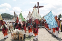 Domingo 24 de abril. Los danzantes del Carnaval Chamula realizan el recorrido de los Mashes en la plaza central de San Cristóbal de las Casas ante el asombro de los turistas y paseantes quienes se maravillaron no solo de las tradiciones indígenas, sino de