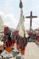 Domingo 24 de abril. Los danzantes del Carnaval Chamula realizan el recorrido de los Mashes en la plaza central de San Cristóbal de las Casas ante el asombro de los turistas y paseantes quienes se maravillaron no solo de las tradiciones indígenas, sino de