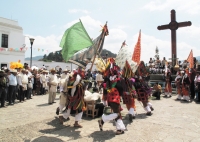 Domingo 24 de abril. Los danzantes del Carnaval Chamula realizan el recorrido de los Mashes en la plaza central de San Cristóbal de las Casas ante el asombro de los turistas y paseantes quienes se maravillaron no solo de las tradiciones indígenas, sino de