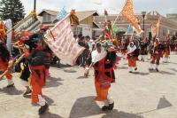 Domingo 24 de abril. Los danzantes del Carnaval Chamula realizan el recorrido de los Mashes en la plaza central de San Cristóbal de las Casas ante el asombro de los turistas y paseantes quienes se maravillaron no solo de las tradiciones indígenas, sino de