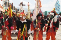 Domingo 24 de abril. Los danzantes del Carnaval Chamula realizan el recorrido de los Mashes en la plaza central de San Cristóbal de las Casas ante el asombro de los turistas y paseantes quienes se maravillaron no solo de las tradiciones indígenas, sino de