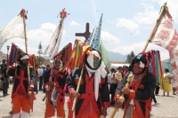 Domingo 24 de abril. Los danzantes del Carnaval Chamula realizan el recorrido de los Mashes en la plaza central de San Cristóbal de las Casas ante el asombro de los turistas y paseantes quienes se maravillaron no solo de las tradiciones indígenas, sino de