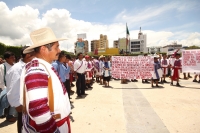Lunes 13 de agosto del 2012. Tuxtla Gutiérrez, Chiapas. Habitantes de San Juan Cancuc exigen a las autoridades estatales el cumplimiento de los programas sociales en el campo chiapaneco.