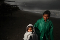 Miércoles 4 de junio del 2014. Tonala, Chiapas. Prestadores de servicio de la zona turística de Puerto Arista sufren las intensas lluvias de esta semana en el sureste de México.