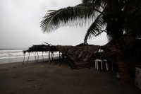 Miércoles 4 de junio del 2014. Tonala, Chiapas. Prestadores de servicio de la zona turÃstica de Puerto Arista sufren las intensas lluvias de esta semana en el sureste de México. Miércoles 4 de junio del 2014. Tonala, Chiapas. Prestadores de servicio de la zona turÃstica de Puerto Arista sufren las intensas lluvias de esta semana en el sureste de México.