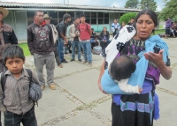 Domingo 25 de agosto del 2013. San Pedro Chenalho. Las familias tsotsiles desplazadas de la comunidad Puebla acordaron trasladarse a la comunidad Yacteclum ubicada en las cercanías del poblado donde los tradicionalistas mantienen el cerco religioso.