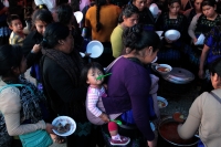 Lunes 5 de marzo del 2018. Tuxtla Gutiérrez. Desplazados por los conflictos en Chenalho, los habitantes del Ejido Puebla deciden iniciar un plantón indefinido en la plaza central de la capital de Chiapas. En la imagen las mujeres comparten la comida pre
