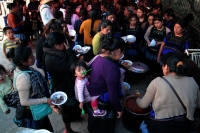 Lunes 5 de marzo del 2018. Tuxtla Gutiérrez. Desplazados por los conflictos en Chenalho, los habitantes del Ejido Puebla deciden iniciar un plantón indefinido en la plaza central de la capital de Chiapas. En la imagen las mujeres comparten la comida pre