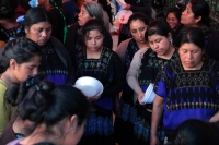 Lunes 5 de marzo del 2018. Tuxtla Gutiérrez. Desplazados por los conflictos en Chenalho, los habitantes del Ejido Puebla deciden iniciar un plantón indefinido en la plaza central de la capital de Chiapas. En la imagen las mujeres comparten la comida pre
