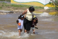 Jueves 21 de julio. Habitantes de la comunidad Punta Flor en la costa de Chiapas, viven desde hace 3 semanas en medio de las aguas que la creciente ha formando en el rio Lagartero afectando esta población pesquera del municipio de Arriaga.