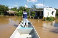 Alfredo Ovilla/Miércoles 20 de julio. Habitantes de la comunidad costera de Punta Flor siguen viviendo en pequeñas chozas que están encharcadas desde hace varios días por las intensas lluvias en el municipio de Arriaga. Las 50 familias piden la ayuda de l