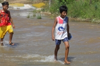 Jueves 21 de julio. Habitantes de la comunidad Punta Flor en la costa de Chiapas, viven desde hace 3 semanas en medio de las aguas que la creciente ha formando en el rio Lagartero afectando esta población pesquera del municipio de Arriaga.