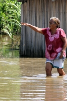Jueves 21 de julio. Habitantes de la comunidad Punta Flor en la costa de Chiapas, viven desde hace 3 semanas en medio de las aguas que la creciente ha formando en el rio Lagartero afectando esta población pesquera del municipio de Arriaga.