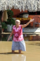 Jueves 21 de julio. Habitantes de la comunidad Punta Flor en la costa de Chiapas, viven desde hace 3 semanas en medio de las aguas que la creciente ha formando en el rio Lagartero afectando esta población pesquera del municipio de Arriaga.