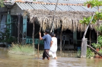 Jueves 21 de julio. Habitantes de la comunidad Punta Flor en la costa de Chiapas, viven desde hace 3 semanas en medio de las aguas que la creciente ha formando en el rio Lagartero afectando esta población pesquera del municipio de Arriaga.