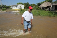 Jueves 21 de julio. Habitantes de la comunidad Punta Flor en la costa de Chiapas, viven desde hace 3 semanas en medio de las aguas que la creciente ha formando en el rio Lagartero afectando esta poblaci�n pesquera del municipio de Arriaga.