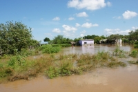 Alfredo Ovilla/Miércoles 20 de julio. Habitantes de la comunidad costera de Punta Flor siguen viviendo en pequeñas chozas que están encharcadas desde hace varios días por las intensas lluvias en el municipio de Arriaga. Las 50 familias piden la ayuda de l