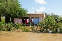Alfredo Ovilla/Miércoles 20 de julio. Habitantes de la comunidad costera de Punta Flor siguen viviendo en pequeñas chozas que están encharcadas desde hace varios días por las intensas lluvias en el municipio de Arriaga. Las 50 familias piden la ayuda de l