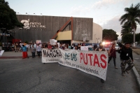 Domingo 23 de noviembre del 2014. Tuxtla Gutiérrez. Organizaciones feministas y sociales durante la Marcha de las Putas 2014 esta tarde en la capital del estado de Chiapas.