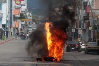 Lunes 7 de octubre del 2020. Tuxtla Gutiérrez. Destrozos y vehículos incendiados durante las manifestaciones por plaza y matriculas matricula en escuelas normales de Chiapas