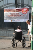 Domingo 5 de abril del 2020. Tuxtla Gutiérrez. Agustín Duvalier se acerca a los indígenas con generosidad a pesar del distanciamiento social que el Coronvirus obliga.