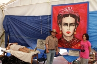 Jueves 30 de junio del 2016. Tuxtla Gutiérrez. El artista Enrique Díaz presenta su obra plástica en los campamentos del plantón magisterial en la plaza central de la capital del estado mexicano de Chiapas. La Frida Rebelde se encuentra en la carpa de las 