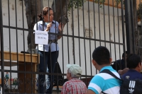 Martes 24 de Enero del 2012. Continúan las colas en el Registro Civil. Tuxtla Gutiérrez, Chiapas. Largas filas de personas sufren la espera para ser atendidos en las oficinas del Registro Civil de Tuxtla Gutiérrez, debido a la falta de papelería y sistema