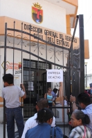 Martes 24 de Enero del 2012. Continúan las colas en el Registro Civil. Tuxtla Gutiérrez, Chiapas. Largas filas de personas sufren la espera para ser atendidos en las oficinas del Registro Civil de Tuxtla Gutiérrez, debido a la falta de papelería y sistema