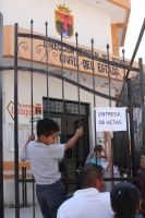 Martes 24 de Enero del 2012. Continúan las colas en el Registro Civil. Tuxtla Gutiérrez, Chiapas. Largas filas de personas sufren la espera para ser atendidos en las oficinas del Registro Civil de Tuxtla Gutiérrez, debido a la falta de papelería y sistema