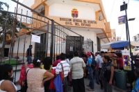 Martes 24 de Enero del 2012. Continúan las colas en el Registro Civil. Tuxtla Gutiérrez, Chiapas. Largas filas de personas sufren la espera para ser atendidos en las oficinas del Registro Civil de Tuxtla Gutiérrez, debido a la falta de papelería y sistema