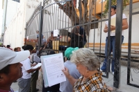 Martes 24 de Enero del 2012. Continúan las colas en el Registro Civil. Tuxtla Gutiérrez, Chiapas. Largas filas de personas sufren la espera para ser atendidos en las oficinas del Registro Civil de Tuxtla Gutiérrez, debido a la falta de papelería y sistema