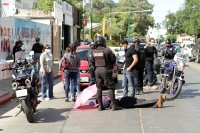 20210129. Tuxtla G. El #reportero sigue pendiente de la comunicación hacia su cabina radiofónica después de ser atropellado durante la cobertura de una manifestación en la avenida principal de la capital de Chiapas