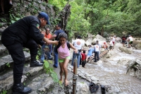 Domingo 31 de julio. Más de 40 vacacionistas son rescatados de las cascadas del Chorreadero ubicadas a unos 25 kilómetros de la ciudad de Tuxtla Gutiérrez. Las grutas y la caÃda de agua de 20 metros de altura sufrió un golpe repentino del afluente que baj Domingo 31 de julio. Más de 40 vacacionistas son rescatados de las cascadas del Chorreadero ubicadas a unos 25 kilómetros de la ciudad de Tuxtla Gutiérrez. Las grutas y la caÃda de agua de 20 metros de altura sufrió un golpe repentino del afluente que baj