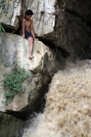 Domingo 31 de julio. Más de 40 vacacionistas son rescatados de las cascadas del Chorreadero ubicadas a unos 25 kilómetros de la ciudad de Tuxtla Gutiérrez. Las grutas y la caída de agua de 20 metros de altura sufrió un golpe repentino del afluente que baj