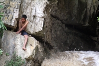 Domingo 31 de julio. Más de 40 vacacionistas son rescatados de las cascadas del Chorreadero ubicadas a unos 25 kilómetros de la ciudad de Tuxtla Gutiérrez. Las grutas y la caída de agua de 20 metros de altura sufrió un golpe repentino del afluente que baj
