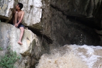 Domingo 31 de julio. Más de 40 vacacionistas son rescatados de las cascadas del Chorreadero ubicadas a unos 25 kilómetros de la ciudad de Tuxtla Gutiérrez. Las grutas y la caída de agua de 20 metros de altura sufrió un golpe repentino del afluente que baj