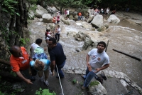 Domingo 31 de julio. Más de 40 vacacionistas son rescatados de las cascadas del Chorreadero ubicadas a unos 25 kilómetros de la ciudad de Tuxtla Gutiérrez. Las grutas y la caída de agua de 20 metros de altura sufrió un golpe repentino del afluente que baj
