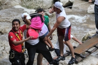 Domingo 31 de julio. Más de 40 vacacionistas son rescatados de las cascadas del Chorreadero ubicadas a unos 25 kilómetros de la ciudad de Tuxtla Gutiérrez. Las grutas y la caída de agua de 20 metros de altura sufrió un golpe repentino del afluente que baj