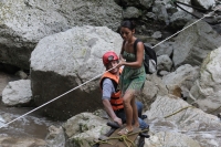 Domingo 31 de julio. Más de 40 vacacionistas son rescatados de las cascadas del Chorreadero ubicadas a unos 25 kilómetros de la ciudad de Tuxtla Gutiérrez. Las grutas y la caída de agua de 20 metros de altura sufrió un golpe repentino del afluente que baj
