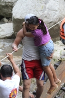 Domingo 31 de julio. Más de 40 vacacionistas son rescatados de las cascadas del Chorreadero ubicadas a unos 25 kilómetros de la ciudad de Tuxtla Gutiérrez. Las grutas y la caída de agua de 20 metros de altura sufrió un golpe repentino del afluente que baj