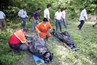 Lunes 11 de julio. Los rescatistas continúan esta madrugada con la localización y rescate de los cuerpos de las personas que viajaban la noche de este domingo en la carretera entre la colonia Vicente Guerrero y la Delegación Terán en un vehículo que fuera