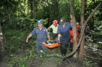 Lunes 11 de julio. Los rescatistas continúan esta madrugada con la localización y rescate de los cuerpos de las personas que viajaban la noche de este domingo en la carretera entre la colonia Vicente Guerrero y la Delegación Terán en un vehículo que fuera