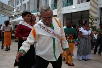 20230802. Tuxtla. Los Reyes de la AlgarabÃ­a. Los adultos mayores bailan en las calles de la ciudad para llevar su gusto por la marimba a la Plaza Central de la ciudad.