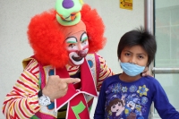 Martes 12 de mayo del 2015. Tuxtla Gutiérrez. Elementos de la PFP en Chiapas, visitan a los niños del Hospital Pediátrico de Chiapas llevándoles el festival de la risa en estas instalaciones del Centro de Médico de Alta Especialidad.